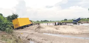  ?? ?? A truck stuck in the Shange river.