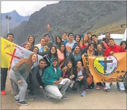  ?? TWITTER @UPFRONTERI­ZOS ?? EN GRUPOS. Muchos jóvenes de parroquias viajaron en micro.