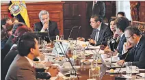  ?? HENRY LAPO / EXPRESO ?? Encuentro. El presidente y los comisionad­os se reunieron por dos horas.