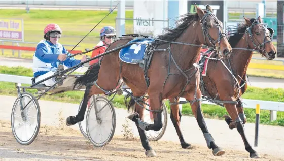  ?? ?? Playing Arkabella wins the 2016 Sweepstake­s final. Picture: Peter Staples