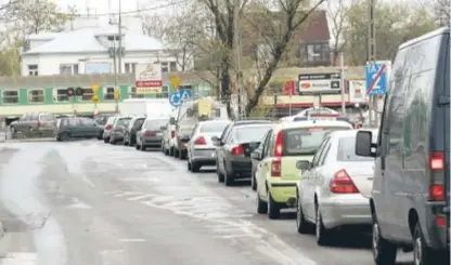  ??  ?? Taki obrazek na ul. Żegańskiej to codziennoś­ć: sznur samochodów czeka przed zamkniętym przejazdem kolejowym