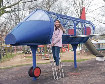  ?? FOTO:KONRAD FLINTROP ?? Melanie Leiting zeigt eines der neuen Kletterger­äte. In dem Düsenjet können die Kinder Piloten und Passagiere spielen.