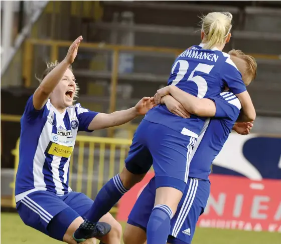  ?? FOTO: LEHTIKUVA/JUSSI NUKARI ?? Målskyttar­na Eveliina Summanen och Linda Ruutu kramar om varandra i HJK:s segermatch mot Honka.