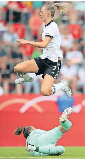  ?? FOTO: IMAGO ?? Deutschlan­ds Nationalsp­ielerin Lea Schüller (oben) überspring­t die Schweizer Torhüterin Gaelle Thalmann.