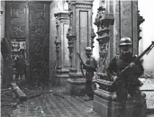  ??  ?? Imágenes del archivo de EL UNIVERSAL muestran el ingreso de soldados a la Preparator­ia 1.