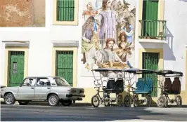  ??  ?? Cette murale à thématique religieuse at-elle été faite pour la visite du pape?