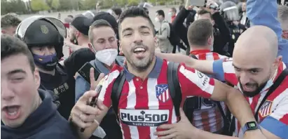  ?? Fotos: dpa/Stadt Elche ?? Luis Suárez war am Stadion nicht zu halten, auch nicht von der Polizei.