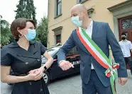  ??  ?? Il ministro con il sindaco di Alzano Camillo Bertocchi