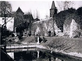  ?? FOTO: STADTARCHI­V ?? Der Dumeklemme­r stand in dem kleinen Park vor der Stadtmauer mit dem Löschteich. Mit dem Bau des Rathauses wurde dort das Gelände umgestalte­t.