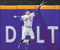  ?? Adam Hunger The Associated Press ?? Mets center fielder Brandon Nimmo catches a ball hit by Justin Turner in the seventh inning of the Dodgers’ 2-1 loss Wednesday at Citi Field. Nimmo went 2-for-4 and scored a run.