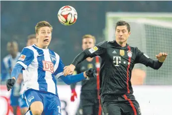  ?? FOTO: MAURIZIO GAMBARINI ?? Jens Hegeler (links), hier noch im Trikot der Berliner Hertha im Duell mit Robert Lewandowsk­i, spielt inzwischen für Bristol City