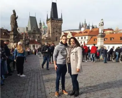  ?? FOTO HBVL ?? Melissa en Wim op de bekende Karelsbrug in Praag. Ondanks de problemen konden ze toch een beetje genieten van de Tsjechisch­e hoofdstad.