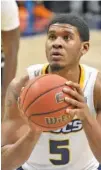  ?? STAFF FILE PHOTO BY MATT HAMILTON ?? UTC’s Darius Banks had 18 points, six rebounds and three assists to help lead the Mocs to a 74-67 win at Western Carolina in SoCon competitio­n Wednesday night.