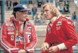  ??  ?? Niki Lauda charla con James Hunt.