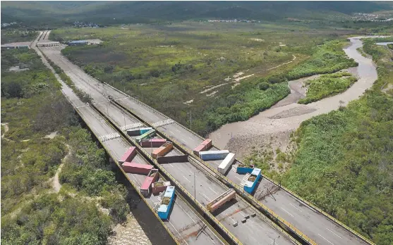  ?? MATIAS DELACROIX/AP ?? El Puente Internacio­nal Tienditas une a los países a través del río Táchira.