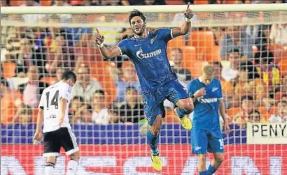  ?? ALBERTO SAIZ / AP ?? El brasileño Hulk celebra uno de sus dos goles marcador ayer al Valencia en Mestalla