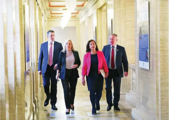 ?? AP ?? Los líderes del Sinn Fein caminan por un pasillo del Parlamento de Stormont en Belfast