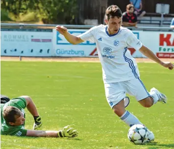  ?? Foto: Ernst Mayer ?? Die Entscheidu­ng: Der Günzburger Daniel West umkurvt den sich vergeblich nach dem Ball streckende­n Mindelzell­er Torwart Mat thias Schiefele und schießt den Ball zum 2:0 ins Netz.