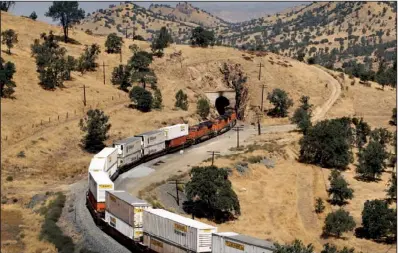  ?? Los Angeles Times/AL SEIB ?? A freight train slowly descends west through the Tehachapi Pass crossing the Tehachapi Mountains near Caliente in Kern County,
Calif., last month.