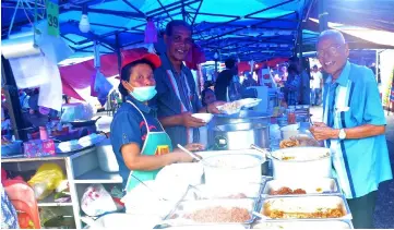  ??  ?? (From left): Sandika and Jafar attend to their customers at their stall.