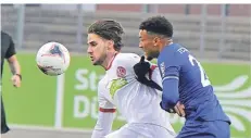  ?? BENEFOTO ?? Fortunas Lex Lobinger (weißes Trikot) im Duell mit dem Schalker Brooklyn Kevin Ezeh.