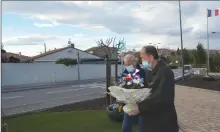  ??  ?? Dépôt de gerbe par le président du Souvenir Français.