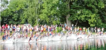  ?? Fotos: Nicole Fischer ?? Ab in den Ilsesee: Fast 500 Teilnehmer waren beim 30. Königsbrun­ner Triathlon am Start.