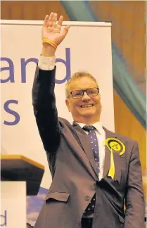  ?? 090617Gene­ralElectio­n_46 ?? Re-elected Pete Wishart is declared the winner