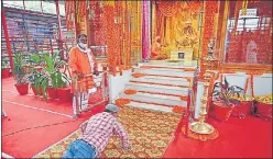  ?? HT ?? A devotee paying obeisance to Lord Ram in Ayodhya on Wednesday.