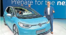  ??  ?? Ejecutivo. El argentino Pablo Di Si junto al nuevo Volkswagen ID.3.