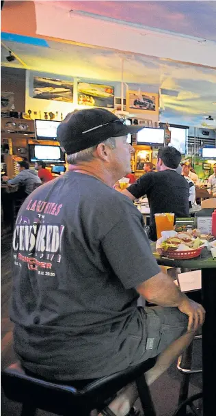  ??  ?? In pre-pandemic times, sports fans caught up on old friendship­s, as well as the latest scores at Walnut Creek’s Stadium Pub. JOSE CARLOS FAJARDO/STAFF ARCHIVES