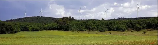  ?? (Photo doc G. R.) ?? L’horizon du plateau des Pallières est dorénavant marqué par le champ éolien d’Artigues.