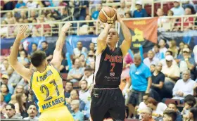  ??  ?? El boricua Carlos Arroyo, refuerzo de los Leones de Ponce, toma un tiro brincado ante Luciano Parodi, dle Hebraica Macabi.