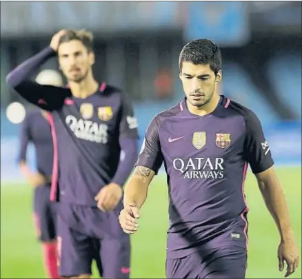  ?? LAVANDEIRA JR / EFE ?? Luis Suárez y André Gomes abandonan decepciona­dos el césped de Balaídos