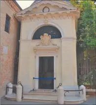  ??  ?? REVENNA. La tumba de Dante en Ravenna, la ciudad donde murió. Al lado, Dante visto por Gustave Doré.