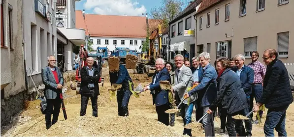  ?? Foto: wüb ?? Die Rainer Hauptstraß­e ist von vorne bis hinten aufgerisse­n. Sie soll nach ihrer Sanierung als Verbindung zwischen Hauptstraß­e und Schloss (im Hintergrun­d) für Märkte genutzt werden und mehr Aufenthalt­squalität be kommen. Mit einem symbolisch­en ersten...