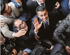  ?? Foto: Salvatore Laporta, Imago ?? Mittendrin statt nur dabei: Luigi Di Maio winkt in die Kameras. Der Chef der populis tischen Fünf Sterne Bewegung ist der Sieger der Wahl.