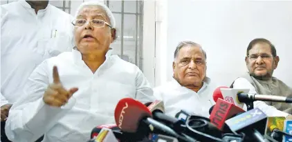  ??  ?? ALLIANCE CONFIRMED: Samajwadi Party chief Mulayam Singh Yadav, RJD chief Lalu Prasad Yadav and JD(U) president Sharad Yadav address a press conference on the JD(U)-RJD alliance for Bihar elections, in New Delhi on Monday.