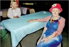  ?? - Crédits : MLM ?? Quelques instants de répit pour Thérèse, belle clown de L’ASC qui rejoint Claudine à la table d’entrée !