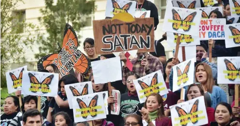  ?? Foto: AFP/Frederic J. Brown ?? Flügel für die »Träumer«: Demonstrat­ion am am 5. März gegen das von Präsident Trump gewollte Auslaufen des DACA-Programms