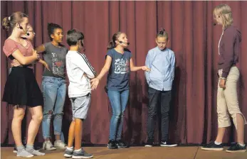  ?? FOTO: LYS ?? Die Schüler der Mädchen- und Jungenreal­schule St. Elisabeth proben für „Tessi – gemobbt“.