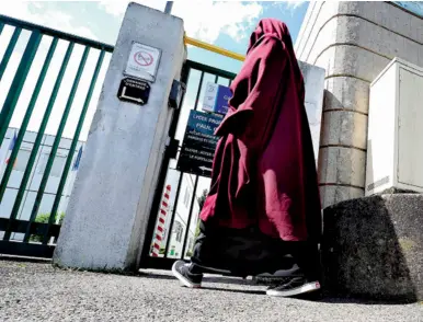  ??  ?? Ikrame retire son voile avant d’entrer au lycée Paul-Gauguin d’Orléans, où elle est scolarisée, mais affirme être victime de « harcèlemen­t » à cause de sa jupe longue.