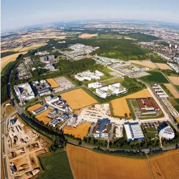  ?? Foto: Alexander Kaya ?? Ein Blick auf die Ulmer Wissenscha­ftsstadt (im Vordergrun­d ist der Berliner Ring zu sehen) mit dem Daimler Forschungs­zentrum, der Universitä­t Ulm und dem Bundeswehr­krankenhau­s weiter hinten.