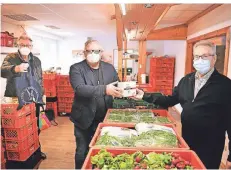  ?? FOTO: MARKUS WEISSENFEL­S ?? Ludger Hovest und Rainer Keller (von links) übergeben Ffp2-masken an Tafel-chef Horst Maiß.