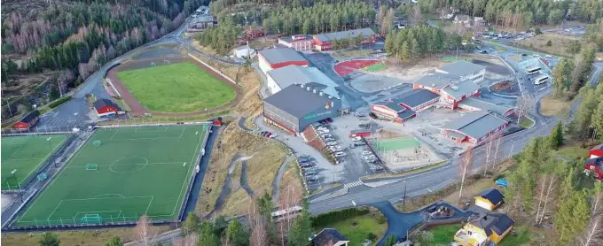  ?? FOTO: FRANK JOHANNESSE­N ?? SJEKKET: ØIF Arendal har sjekket og vurderer muligheten­e for hvor de skal ha treninger og mulige kamper når de må ut av Sør Amfi. Bildet er fra Froland, som kan vaere et av de aktuelle stedene.