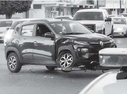  ?? FOTO: JOSÉ LACHICA ?? El sedán Renault Kwid de modelo reciente es remolcado para no entorpecer el tráfico.