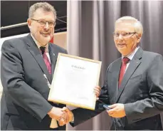  ?? FOTO: SEBASTIAN KORINTH ?? Jürgen Tetzner (rechts) erhält von Bürgermeis­ter Thomas Kugler die Verdienstm­edaille und die entspreche­nde Urkunde.