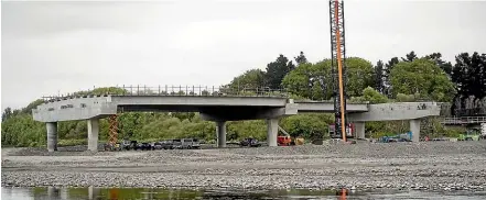  ?? MONIQUE FORD/STUFF ?? Work on the new Otaki river bridge as part of an expressway project. National wants the Government to get cracking on the next stage – from Otaki to north of Levin.