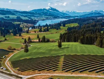  ?? Foto: Ralf Lienert ?? Eine Szenerie, wie sie immer öfter in Bayern zu sehen ist – vor allem entlang von Autobahnen und Schienen. Solarparks, die ganze Felder und Wiesen einnehmen, um mit ihren Kollektore­n aus Sonnenlich­t Strom zu produziere­n.