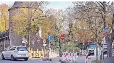  ?? RP-FOTO: ACHIM BLAZY ?? Absperrung­en: Die Einfahrt von der Wallstraße auf die Brunostraß­e ist zurzeit nicht möglich.